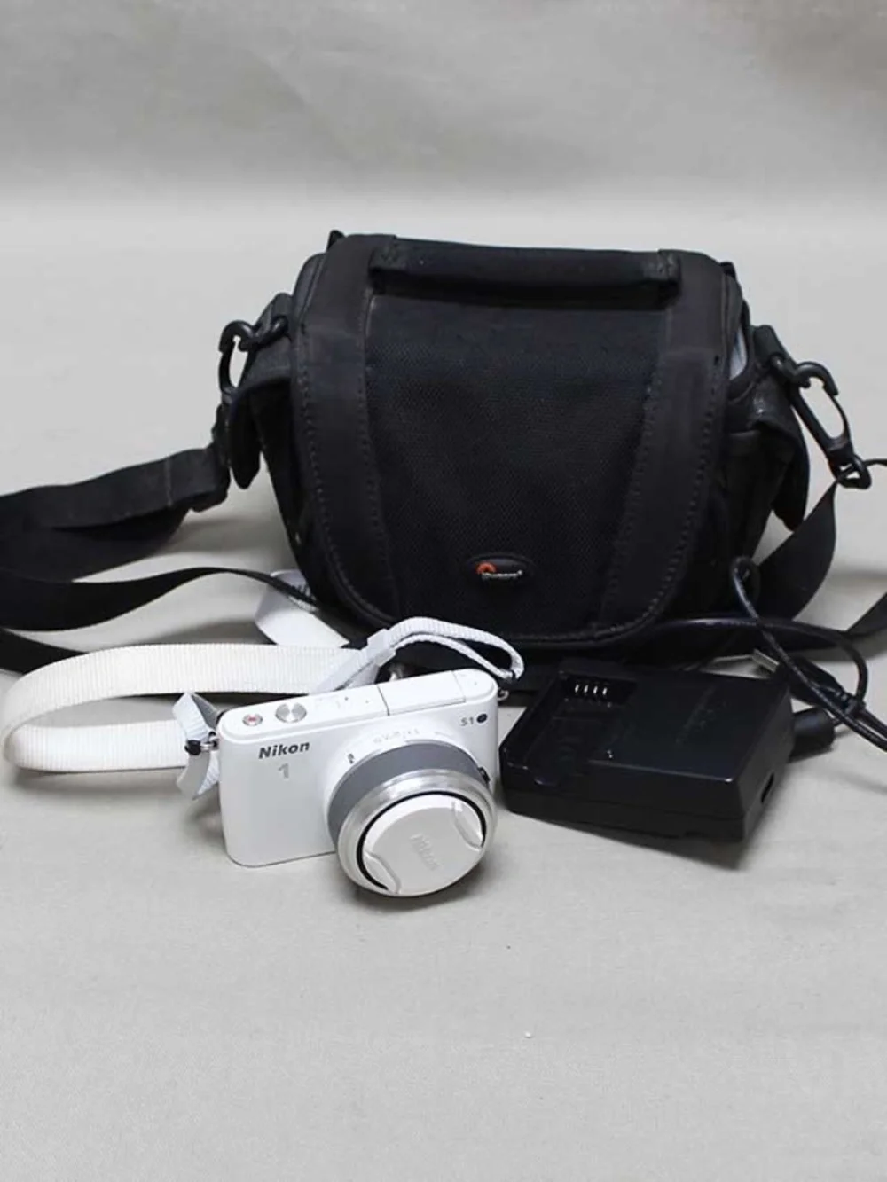 Nikon 1 S1 10.1MP Mirrorless Camera White 11-27.5mm Lens Charger Bag Tested